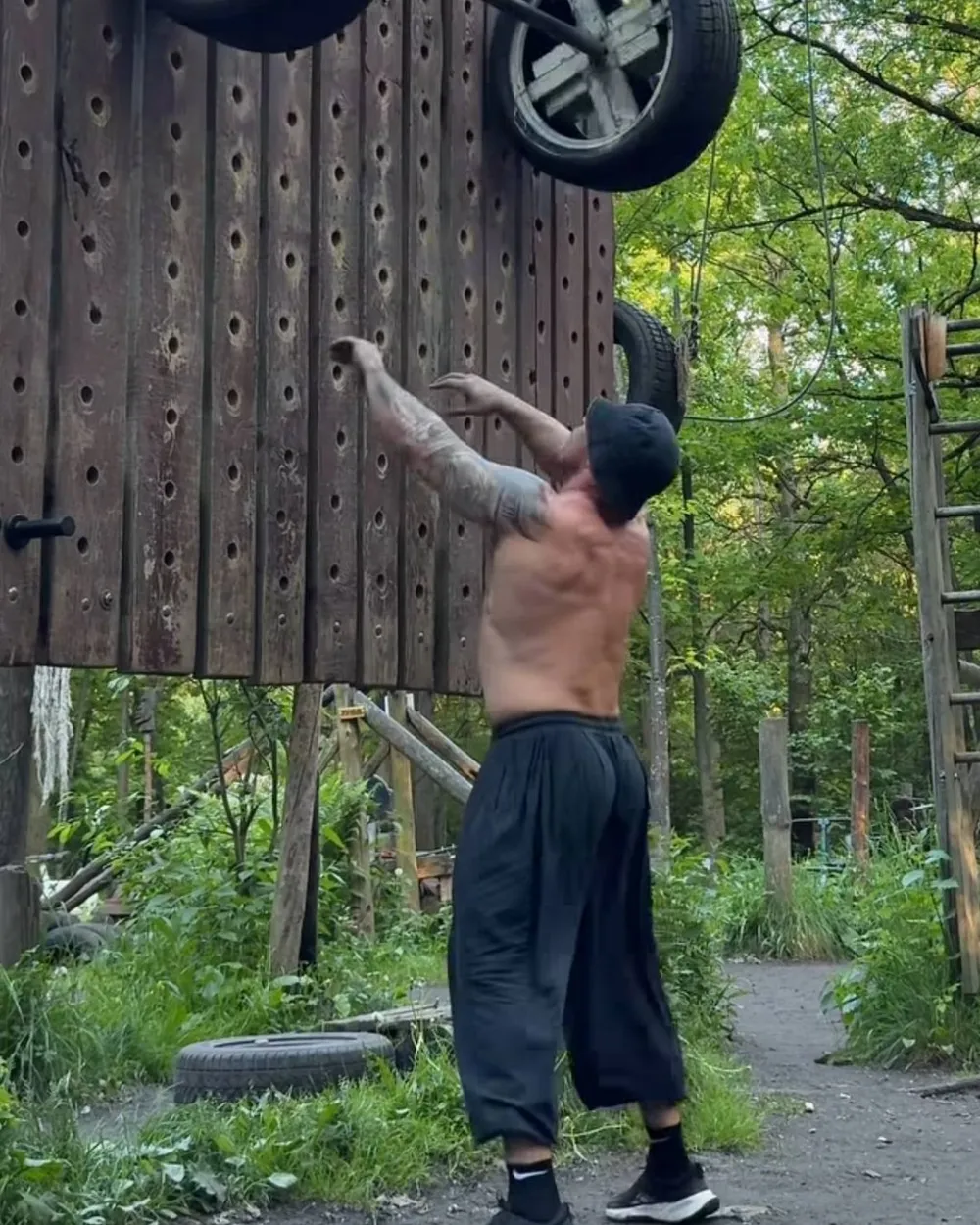 Ivan training on an outdoor calisthenics rig